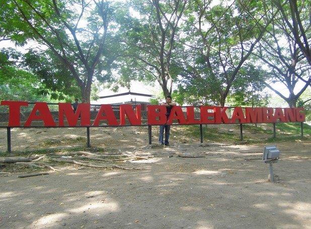 1. Gladag Food Center, 2. Taman Balekambang, 3. Taman Sekartaji, 4. Pabelan, 5. Gerbang Institut Seni Indonesia, 6. Ngarsopuro Night Market, 7. Stadion Manahan, 8. Alun-Alun Kidul, 9. Kawasan Universitas Sebelas Maret, 10. Stasiun Purwosari, 11. Taman Sriwedari