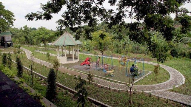 1. Gladag Food Center, 2. Taman Balekambang, 3. Taman Sekartaji, 4. Pabelan, 5. Gerbang Institut Seni Indonesia, 6. Ngarsopuro Night Market, 7. Stadion Manahan, 8. Alun-Alun Kidul, 9. Kawasan Universitas Sebelas Maret, 10. Stasiun Purwosari, 11. Taman Sriwedari