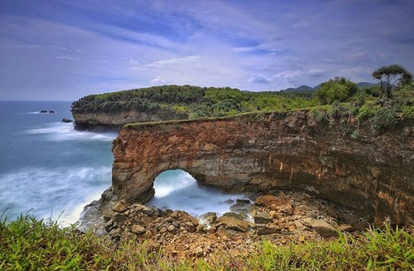 1. Banyaknya Cerita Misteri, 2. Jajaran Pohon Kelapa, 3. Pesona Bukit Karang, 4. Seruling Samudera, 5. Menikmati Malam yang Indah, 6. Gradasi Warna yang Mengesankan