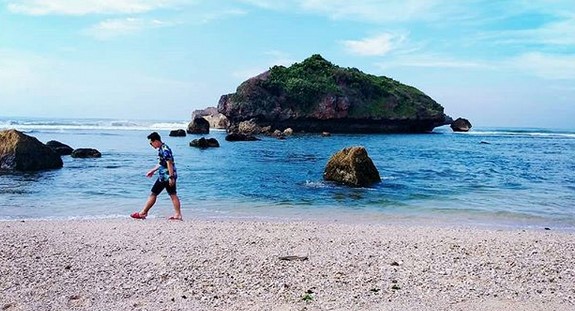 1. Berkenalan Dengan Dunia Bawah Lautnya, 2. Berkeliling Dengan Perahu Kano, 3. Berjemur Ala Pantai di Bali, 4. Camping Area, 5. Menikmati Sunset dan Sunrise, 6. Adanya Ritual Upacara Adat, 7. Penginapan Untuk Menginap