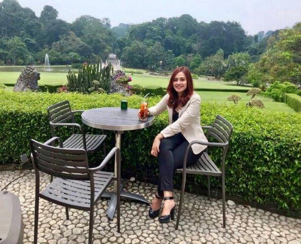 Harga Tiket Masuk, Monumen Lady Raffles dan Danau Gunting, Prasasti Reinwardt dan Halaman Belakang Istana, Patung Tangan Tuhan, Patung The Little Mermaid, Pemakaman Belanda Kuno, Taman Tugu Teijsman, Laboratorium Treub dan Wisma Tamu Nusa Indah, Museum Zoologi, Taman Meksiko, Jembatan Pemutus Cinta, Sisi Menarik Jalan Kenari II, Taman Astrid, Keunikan Jalan Astrid dan Bunga Tasbih, Indahnya Rumah Anggrek, Taman Soedjana Kassan, Makam Mbah Jepra, Mitos di Kebun Raya