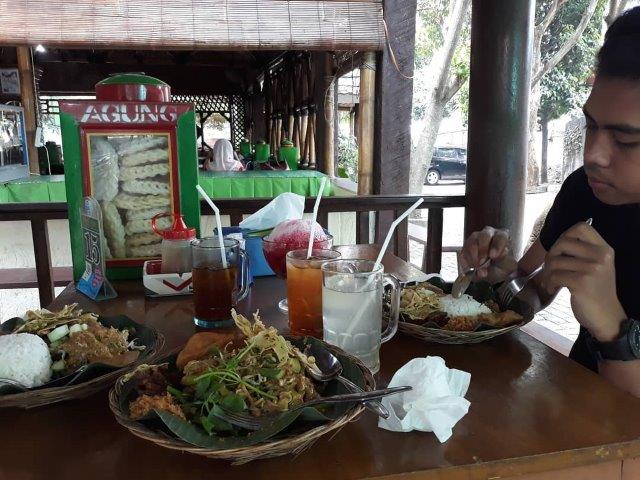 1. Talaga Sampireun, 2. Soto Betawi Mpok Nur, 3. Warung Kemuning, 4. IND.USTRIE, 5. The Factory Studio Cafe, 6. The Bulgogi, 7. Sushi Tei, 8. Bamboo Dimsum, 9. RASANE Seafood &amp; Ikan Bakar, 10. Lot 9, 11. Kopi Manyar, 12. Burgreens, 13. Rice Bowl, 14. Mang Kabayan, 15. Pecel Pincuk Godong Ijo