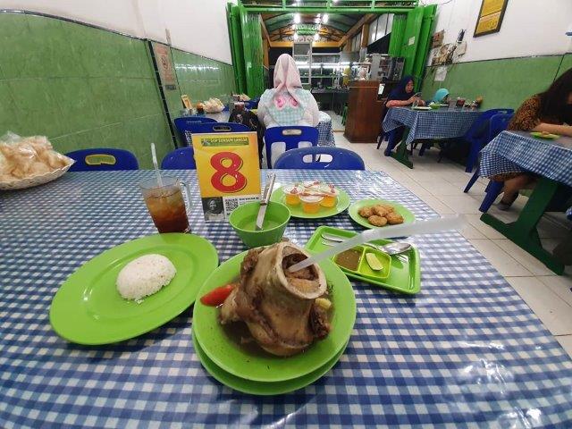 1. Pohon Pisang, 2. Tongs Soyamilk & Beancurd, 3. Ayam Pepes Medan, 4. Socrates Vegan, 5. Jambul Seafood, 6. Pondok Lesehan Keluarga Sedap Mantap, 7. Dim Sum Ayong, 8. Daebak Korean BBQ Restaurant, 9. Sushi Boat, 10. Sate Memeng, 11. Es Cream Fountain Medan, 12.Merdeka Walk, 13. Martabak Yurich, 14. M Avenue, 15. Ring Road, 16. Restoran Nelayan, 17. City Ice Cream, 18. Sop Sumsum Langsa, 19. Seafood Jalan Wajir, 20. On Do Grill Batak, 21. Ucok Durian, 22. Cha Sio Afuk 88, 23. Kesawan Square, 24. Kopi Ong, 25. Tip Top Medan