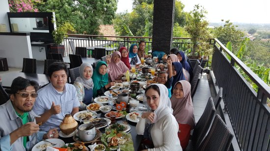 1. Klapa Manis , 2. Salt Sunda & Seafood, 3. Tomodachi Steak & Seafood , 4. Lambada Cafe, 5. Garasi Cafe, 6. My Story Cafe, Bistro & Social House