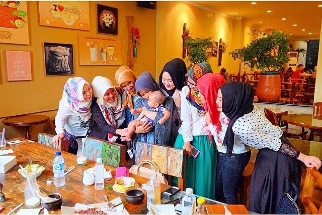 1. Pohon Pisang, 2. Tongs Soyamilk & Beancurd, 3. Ayam Pepes Medan, 4. Socrates Vegan, 5. Jambul Seafood, 6. Pondok Lesehan Keluarga Sedap Mantap, 7. Dim Sum Ayong, 8. Daebak Korean BBQ Restaurant, 9. Sushi Boat, 10. Sate Memeng, 11. Es Cream Fountain Medan, 12.Merdeka Walk, 13. Martabak Yurich, 14. M Avenue, 15. Ring Road, 16. Restoran Nelayan, 17. City Ice Cream, 18. Sop Sumsum Langsa, 19. Seafood Jalan Wajir, 20. On Do Grill Batak, 21. Ucok Durian, 22. Cha Sio Afuk 88, 23. Kesawan Square, 24. Kopi Ong, 25. Tip Top Medan