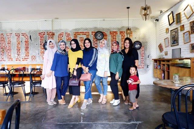 1. Talaga Sampireun, 2. Soto Betawi Mpok Nur, 3. Warung Kemuning, 4. IND.USTRIE, 5. The Factory Studio Cafe, 6. The Bulgogi, 7. Sushi Tei, 8. Bamboo Dimsum, 9. RASANE Seafood &amp; Ikan Bakar, 10. Lot 9, 11. Kopi Manyar, 12. Burgreens, 13. Rice Bowl, 14. Mang Kabayan, 15. Pecel Pincuk Godong Ijo