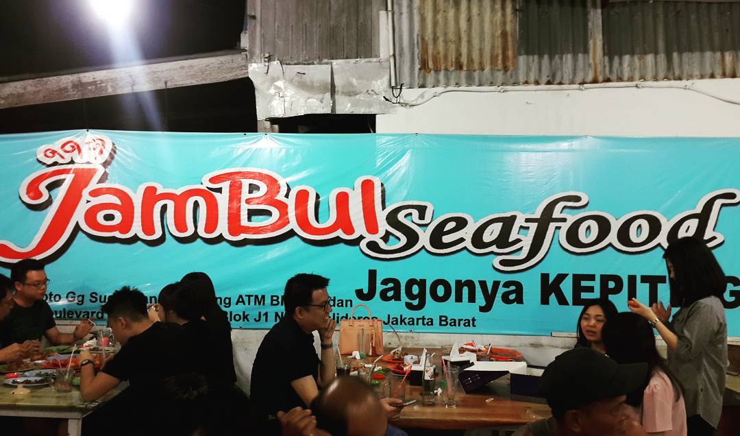 1. Pohon Pisang, 2. Tongs Soyamilk & Beancurd, 3. Ayam Pepes Medan, 4. Socrates Vegan, 5. Jambul Seafood, 6. Pondok Lesehan Keluarga Sedap Mantap, 7. Dim Sum Ayong, 8. Daebak Korean BBQ Restaurant, 9. Sushi Boat, 10. Sate Memeng, 11. Es Cream Fountain Medan, 12.Merdeka Walk, 13. Martabak Yurich, 14. M Avenue, 15. Ring Road, 16. Restoran Nelayan, 17. City Ice Cream, 18. Sop Sumsum Langsa, 19. Seafood Jalan Wajir, 20. On Do Grill Batak, 21. Ucok Durian, 22. Cha Sio Afuk 88, 23. Kesawan Square, 24. Kopi Ong, 25. Tip Top Medan