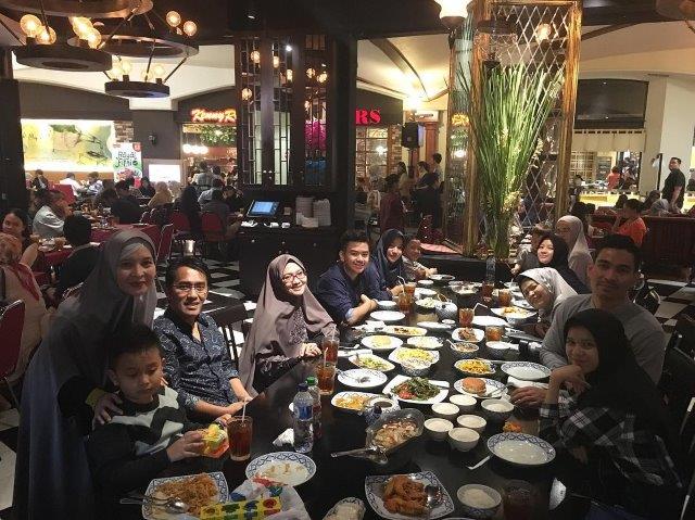 1. The Playground, 2. Radio Dalam Diner, 3. Han Gang Korean Food &amp; Grill Restaurant, 4. Remboelan, 5. Fiesta Steak, 6. FATBURGER, 7. Sushi Tei, 8. Din Tai Fung, 9. Jittlada Restaurant, 10. Pho 24, 11. Halal Bistro by Fiddleheads, 12. Lada Putih, 13. Warjok Asli, 14. Pancious, 15. Bakerzin, 16. Hokkaido Baby, 17. Bing Go, 18. Analogy Pastry and Bistro, 19. Honey Creame, 20. Island Creamery