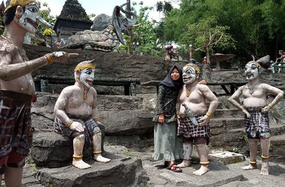 Mengenal Taman Rekreasi Tlogomas Malang, Berenang di Kolam Renang Tertua Kota Malang, Berfoto di Miniatur Unik Tlogomas Malang, Fasilitas di Tlogomas Park Malang, Rute Menuju Lokasi