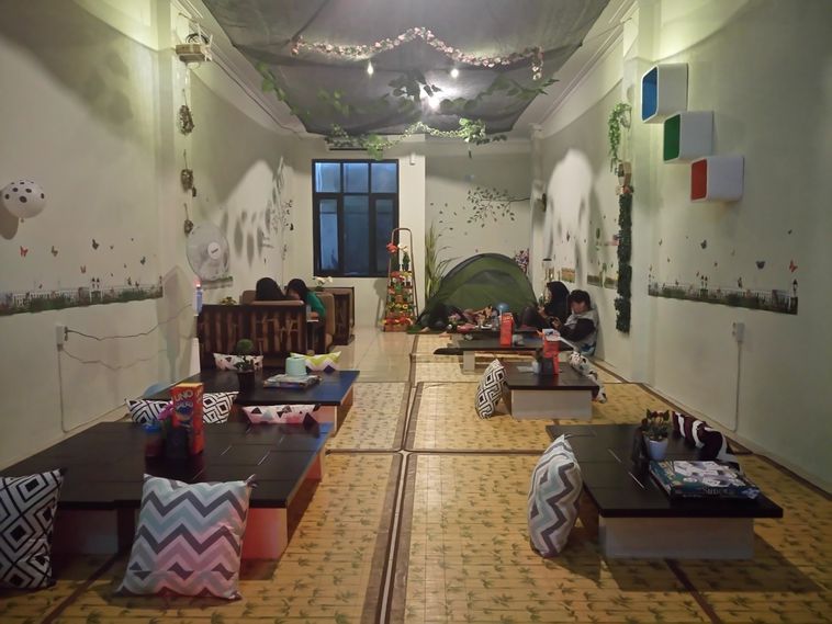 1. Milan Pizzeria Cafe, 2. Bang Dev Cafe &amp; Resto, 3. Warung Pasta, 4. Warunk Dreamer, 5. Baperin Aja, 6. Golden Bar