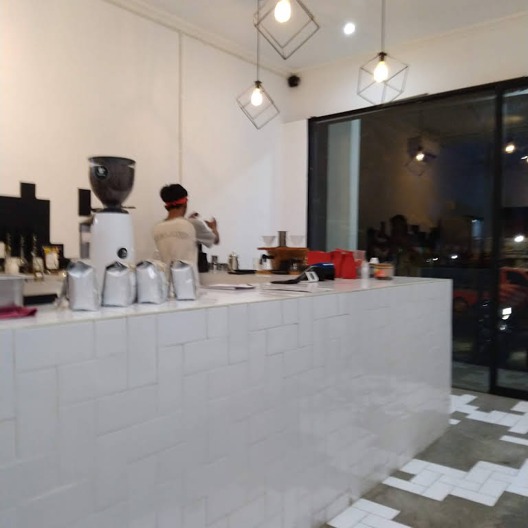 1. High Cafe &amp; Share, 2. Jong Java Cafe, 3. Warung Oranje , 4. Cafe Hitam Putih, 5. Cafe Kumpul Tjeret, 6. DKK Kafe (Diet Kapan Kapan), 7. Wkwk Fodd &amp; Drink, 8. Kedai Rahat, 9. Cubicle Cafe, 10. Tanda Tanya Coffee 