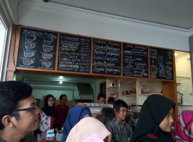 1. High Cafe &amp; Share, 2. Jong Java Cafe, 3. Warung Oranje , 4. Cafe Hitam Putih, 5. Cafe Kumpul Tjeret, 6. DKK Kafe (Diet Kapan Kapan), 7. Wkwk Fodd &amp; Drink, 8. Kedai Rahat, 9. Cubicle Cafe, 10. Tanda Tanya Coffee 