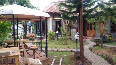 1. High Cafe &amp; Share, 2. Jong Java Cafe, 3. Warung Oranje , 4. Cafe Hitam Putih, 5. Cafe Kumpul Tjeret, 6. DKK Kafe (Diet Kapan Kapan), 7. Wkwk Fodd &amp; Drink, 8. Kedai Rahat, 9. Cubicle Cafe, 10. Tanda Tanya Coffee 
