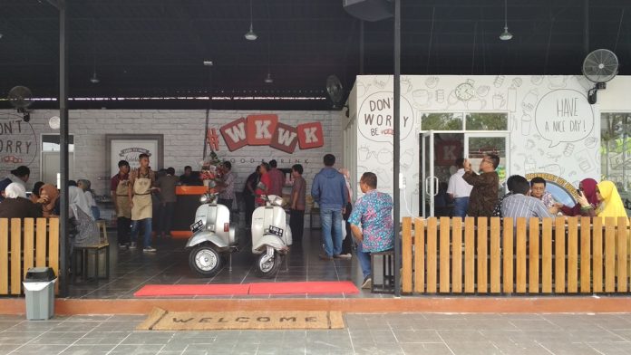 1. High Cafe &amp; Share, 2. Jong Java Cafe, 3. Warung Oranje , 4. Cafe Hitam Putih, 5. Cafe Kumpul Tjeret, 6. DKK Kafe (Diet Kapan Kapan), 7. Wkwk Fodd &amp; Drink, 8. Kedai Rahat, 9. Cubicle Cafe, 10. Tanda Tanya Coffee 