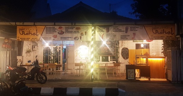 1. High Cafe &amp; Share, 2. Jong Java Cafe, 3. Warung Oranje , 4. Cafe Hitam Putih, 5. Cafe Kumpul Tjeret, 6. DKK Kafe (Diet Kapan Kapan), 7. Wkwk Fodd &amp; Drink, 8. Kedai Rahat, 9. Cubicle Cafe, 10. Tanda Tanya Coffee 