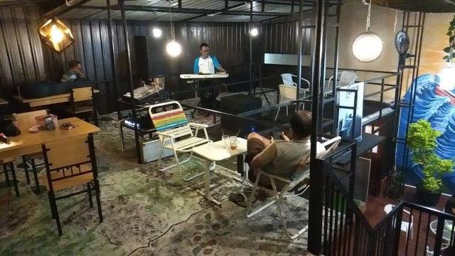 1. High Cafe &amp; Share, 2. Jong Java Cafe, 3. Warung Oranje , 4. Cafe Hitam Putih, 5. Cafe Kumpul Tjeret, 6. DKK Kafe (Diet Kapan Kapan), 7. Wkwk Fodd &amp; Drink, 8. Kedai Rahat, 9. Cubicle Cafe, 10. Tanda Tanya Coffee 