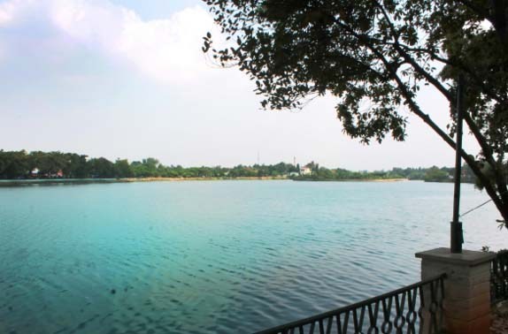 1. Kampung Betawi yang masih Orisinil, 2. Acara Lebaran Rutin di Kampung Betawi, 3. Keindahan Setu Babakan, 4. Berkeliling Danau dengan Perahu Bebek, 5. Naik Perahu Naga Bersama Rombongan, 6. Menikmati Kuliner Khas Betawi, 7. Minuman Betawi yang Melegenda, 8. Menyaksikan Kesenian Khas Betawi, 9. Memancing di Setu Babakan