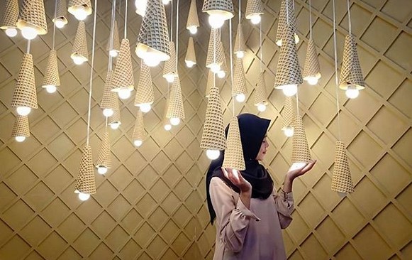 Menikmati Es Krim Gelato yang Lezat, Berfoto Seru di Ice Cream World Semarang, Berpose di Ruang Laundry, Jungkir Balik di Spot Up and Down, Bak Mandi, Berfoto dengan Unicorn yang Lucu, Kotak Telepon, Spot Foto Cone Terbalik, Spot Foto Kolam Bola, Spot Foto Burung Bangau, Spot Foto Pita Warna – Warni, Spot Foto Ruang Lampu Warna – Warni, Rute Menuju ke Lokasi