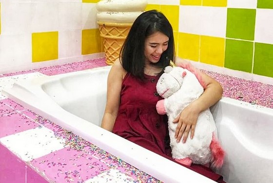 Menikmati Es Krim Gelato yang Lezat, Berfoto Seru di Ice Cream World Semarang, Berpose di Ruang Laundry, Jungkir Balik di Spot Up and Down, Bak Mandi, Berfoto dengan Unicorn yang Lucu, Kotak Telepon, Spot Foto Cone Terbalik, Spot Foto Kolam Bola, Spot Foto Burung Bangau, Spot Foto Pita Warna – Warni, Spot Foto Ruang Lampu Warna – Warni, Rute Menuju ke Lokasi