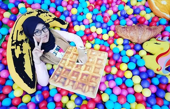 Menikmati Es Krim Gelato yang Lezat, Berfoto Seru di Ice Cream World Semarang, Berpose di Ruang Laundry, Jungkir Balik di Spot Up and Down, Bak Mandi, Berfoto dengan Unicorn yang Lucu, Kotak Telepon, Spot Foto Cone Terbalik, Spot Foto Kolam Bola, Spot Foto Burung Bangau, Spot Foto Pita Warna – Warni, Spot Foto Ruang Lampu Warna – Warni, Rute Menuju ke Lokasi