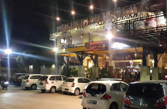 1. Pupuk Bawang, 2. Pos Ketan Legenda 1967 , 3. Ria Djenaka Shining Batu, 4. Cokelat Klasik Cafe, 5. De Kleine , 6. The Clubhouse Lounge
