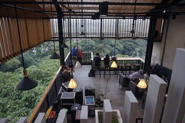 1. What’s Up Cafe, 2. Fat Bubble, 3. Koma Cafe, 4. Playout Cafe, 5. Coffee Toffee, 6. Good News Coffee & Dine , 7. Tibumi Rumah Kopi, 8. D’Savor, 9. Rustic Kitchen & Coffee, 10. Beranda Depok