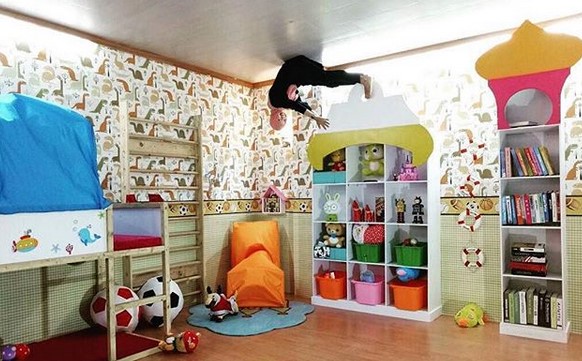 Berfoto Seru di Upside Down World Alam Sutera, Spot Foto Dapur, Bermain Musik di Studio Terbalik, Spot Ruang Angkasa di Kamar Tidur Anak, Ruang Keluarga yang Cozy, Spot Tangga Hijau, Ruang Laundry dengan Mesin Cuci Mini, Review Pengunjung yang telah Mengunjungi Upside Down World Alam Sutera, Fasilitas di Upside Down World Alam Sutera, Rute Menuju ke Lokasi