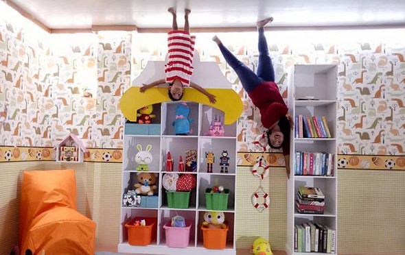 Berfoto Seru di Upside Down World Alam Sutera, Spot Foto Dapur, Bermain Musik di Studio Terbalik, Spot Ruang Angkasa di Kamar Tidur Anak, Ruang Keluarga yang Cozy, Spot Tangga Hijau, Ruang Laundry dengan Mesin Cuci Mini, Review Pengunjung yang telah Mengunjungi Upside Down World Alam Sutera, Fasilitas di Upside Down World Alam Sutera, Rute Menuju ke Lokasi