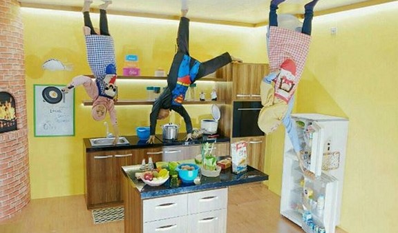 Berfoto Seru di Upside Down World Alam Sutera, Spot Foto Dapur, Bermain Musik di Studio Terbalik, Spot Ruang Angkasa di Kamar Tidur Anak, Ruang Keluarga yang Cozy, Spot Tangga Hijau, Ruang Laundry dengan Mesin Cuci Mini, Review Pengunjung yang telah Mengunjungi Upside Down World Alam Sutera, Fasilitas di Upside Down World Alam Sutera, Rute Menuju ke Lokasi