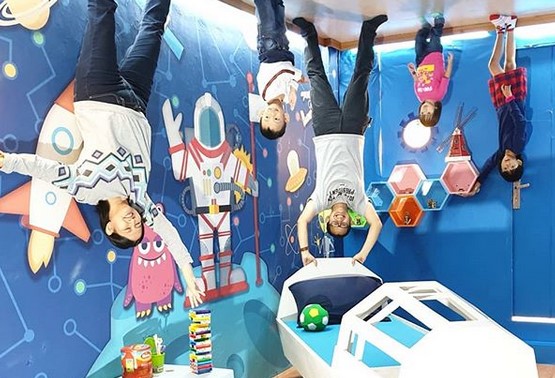 Berfoto Seru di Upside Down World Alam Sutera, Spot Foto Dapur, Bermain Musik di Studio Terbalik, Spot Ruang Angkasa di Kamar Tidur Anak, Ruang Keluarga yang Cozy, Spot Tangga Hijau, Ruang Laundry dengan Mesin Cuci Mini, Review Pengunjung yang telah Mengunjungi Upside Down World Alam Sutera, Fasilitas di Upside Down World Alam Sutera, Rute Menuju ke Lokasi