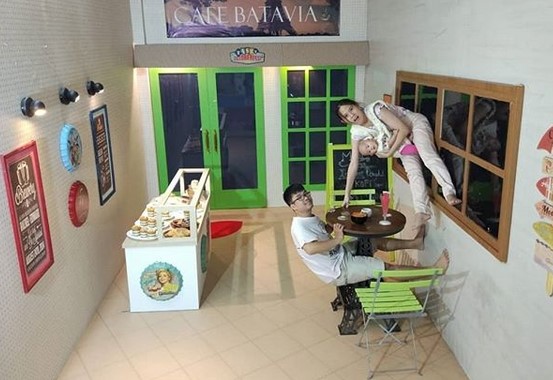 Berfoto Seru di Upside Down World Alam Sutera, Spot Foto Dapur, Bermain Musik di Studio Terbalik, Spot Ruang Angkasa di Kamar Tidur Anak, Ruang Keluarga yang Cozy, Spot Tangga Hijau, Ruang Laundry dengan Mesin Cuci Mini, Review Pengunjung yang telah Mengunjungi Upside Down World Alam Sutera, Fasilitas di Upside Down World Alam Sutera, Rute Menuju ke Lokasi