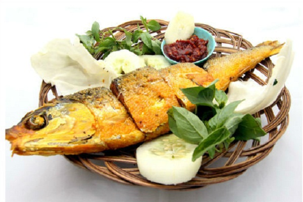1. Lontong Kupang, 2. Bandeng Asap, 3. Bandeng Presto, 4. Petis, 5. Telur Asin, 6. Kerupuk Udang, 7. Otak-otak Bandeng, 8. Rawon, 9. Kue Lumpur, 10. Wader