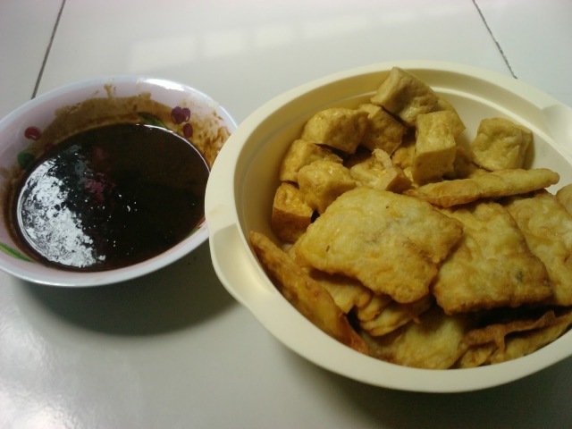 1. Lontong Kupang, 2. Bandeng Asap, 3. Bandeng Presto, 4. Petis, 5. Telur Asin, 6. Kerupuk Udang, 7. Otak-otak Bandeng, 8. Rawon, 9. Kue Lumpur, 10. Wader