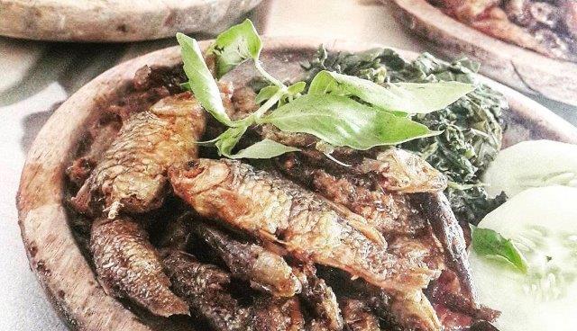 1. Lontong Kupang, 2. Bandeng Asap, 3. Bandeng Presto, 4. Petis, 5. Telur Asin, 6. Kerupuk Udang, 7. Otak-otak Bandeng, 8. Rawon, 9. Kue Lumpur, 10. Wader