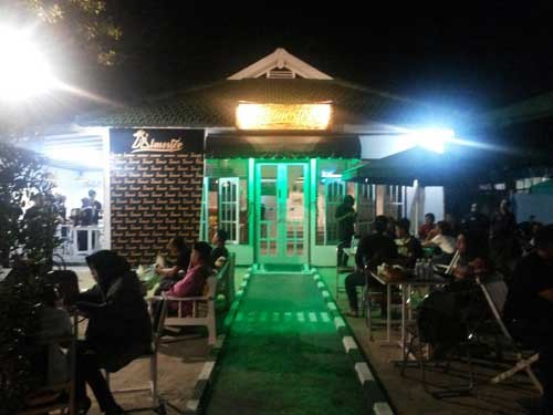 1. Dome Steak, 2. Collega Cafe, 3. Cafe Buzz & Resto, 4. Atmosfer Cafe, 5. Coffee Story, 6. Jabat Tangan Coffee, 7. Moo Nyusu, 8. QZ Comic Cafe, 9. Cafeka , 10. Camp Coffee