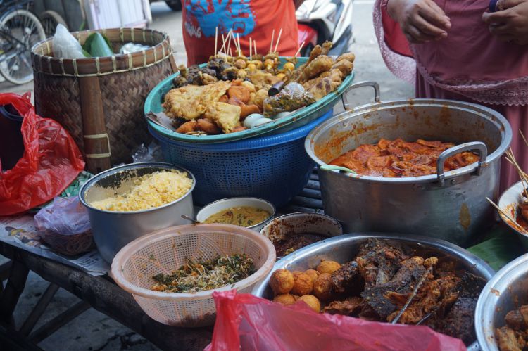 1. Soto Lamongan, 2. Tahu Campur, 3. Nasi Boranan, 4. Wingko Babat, 5. Bandeng Colo, 6. Perkedel, 7. Rawon, 8. Jumbrek, 9. Marning, 10. Ental