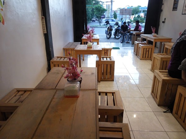 1. Nacha Cafe , 2. Shooter Cafe , 3. Captain Jack Coffee &amp; Food, 4. Solong Ulee Kareng Coffee, 5. Whispers Cafe, 6. Moorden Coffee Shop , 7. De Tambo Coffee House, 8. Le More , 9. Burger Blepot, 10. Erzed Coffee