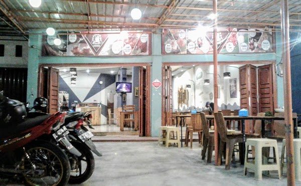 1. Nacha Cafe , 2. Shooter Cafe , 3. Captain Jack Coffee &amp; Food, 4. Solong Ulee Kareng Coffee, 5. Whispers Cafe, 6. Moorden Coffee Shop , 7. De Tambo Coffee House, 8. Le More , 9. Burger Blepot, 10. Erzed Coffee