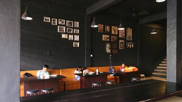 1. Taman Langit Cafe Coffee Shop, 2. Kopi Tiam Oey, 3. Simon &amp; Sons Coffee Bakery, 4. The Clasio Cafe , 5. Koffiekopi, 6. Kofeluv