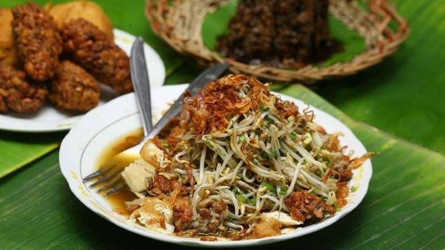 2. Pesmol Kembung, 3. Sate Meranggi, 4. Tauco Cianjur, 5. Roti Popon, 6. Roti Manis Tan Keng Cu, 7. Mie Ayam Mang Memed, 8. Laksa, 9. Asinan &amp; Manisan Buah, 10. Bubur Cianjur