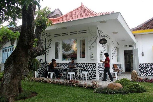 1. Miss Philo Bakery &amp; Cafe, 2. Linchak Coffee &amp; Resto, 3. Go Drink , 4. Omah Mojok , 5. Kopi Keboen, 6. Kedai Chezko, 7. Brix Coffee &amp; Kitchen, 8. Cafe Holic, 9. Warjo (Waroeng Jono), 10. Nggone Mbahmu Coffee Roaster