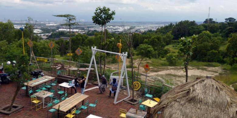 1. Pit Stop Kopi, 2. The Oldman Coffee, 3. Simphony Cafe, 4. Veranda Cafe &amp; Pasta House, 5. Giri Hills Coffee House, 6. Kedai Puncak, 7. Wakacao, 8. Warunk Upnormal, 9. WCP Coffee &amp; Resto, 10. Bukit Delight Cafe