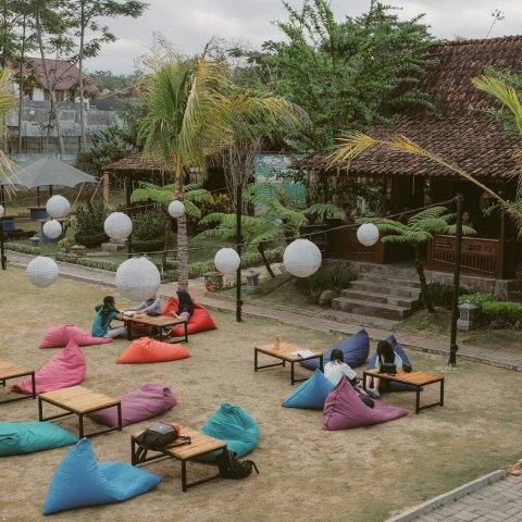 1. Corakna, 2. Cafe Tipis Tipis, 3. Vanila Bean Cafe, 4. Mokko Factory Donut & Coffee, 5. Cafe Tega’ Lurus, 6. Dira Cafe & Pool, 7. Warung Karokoen, 8. DoCafe , 9. Foodgasm Bistro, 10. Club Roppang