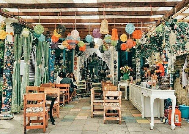 1. Corakna, 2. Cafe Tipis Tipis, 3. Vanila Bean Cafe, 4. Mokko Factory Donut & Coffee, 5. Cafe Tega’ Lurus, 6. Dira Cafe & Pool, 7. Warung Karokoen, 8. DoCafe , 9. Foodgasm Bistro, 10. Club Roppang