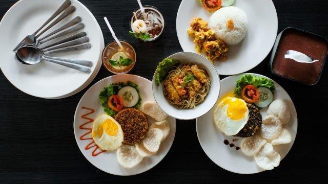 1. Corakna, 2. Cafe Tipis Tipis, 3. Vanila Bean Cafe, 4. Mokko Factory Donut & Coffee, 5. Cafe Tega’ Lurus, 6. Dira Cafe & Pool, 7. Warung Karokoen, 8. DoCafe , 9. Foodgasm Bistro, 10. Club Roppang