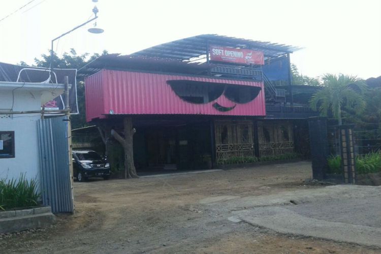1. Gis &amp; Gas Cafe, 2. Three B Cafe , 3. Dragon Cafe, 4. LaForest Cafe, 5. Osing Deles Cafe &amp; Resto, 6. Arbelle Studio Cafe