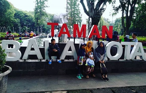 Sejarah Taman Balai Kota Bandung, Daya Tarik Taman, Menelusuri Taman Labirin, Berfoto di Gembok Cinta, Arena Bermain Anak dan Area Kebugaran, Bermain Air Sungai, Tempat Kegiatan Anak Muda, Fasilitas Taman, Rute Menuju ke Lokasi