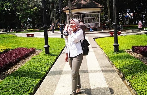 Taman balai kota bandung kolam renang harga tiket lokasi jalan menuju ada apa di wikipedia malam hari 2025 buka jam berapa dimana sungai labirin jawa barat air angkot saja 40117 indonesia gembok cinta dewi sartika daerah parkir fungsi masuk rute ke merpati pintu no telepon wisata, Sejarah Taman Balai Kota Bandung, Daya Tarik Taman, Menelusuri Taman Labirin, Berfoto di Gembok Cinta, Arena Bermain Anak dan Area Kebugaran, Bermain Air Sungai, Tempat Kegiatan Anak Muda, Fasilitas Taman, Rute Menuju ke Lokasi