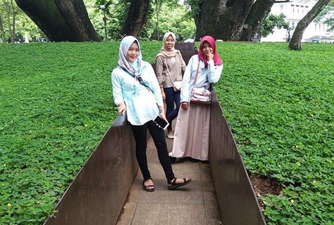 Sejarah Taman Balai Kota Bandung, Daya Tarik Taman, Menelusuri Taman Labirin, Berfoto di Gembok Cinta, Arena Bermain Anak dan Area Kebugaran, Bermain Air Sungai, Tempat Kegiatan Anak Muda, Fasilitas Taman, Rute Menuju ke Lokasi