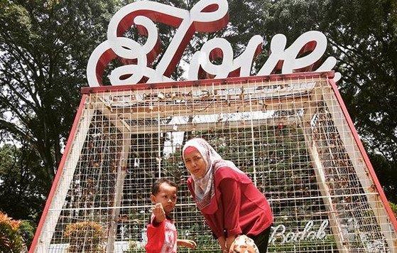 Sejarah Taman Balai Kota Bandung, Daya Tarik Taman, Menelusuri Taman Labirin, Berfoto di Gembok Cinta, Arena Bermain Anak dan Area Kebugaran, Bermain Air Sungai, Tempat Kegiatan Anak Muda, Fasilitas Taman, Rute Menuju ke Lokasi